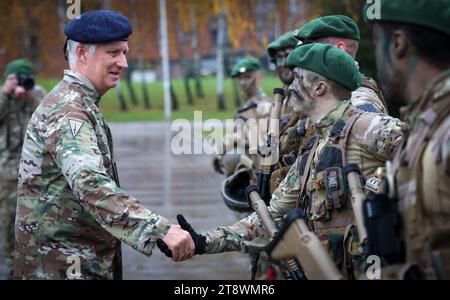 Marche EN Famenne, Belgio. 21 novembre 2023. Re Filippo - Filip del Belgio raffigurato durante una visita reale al campo militare di re Alberto nelle Marche-en-Famenne, come parte delle sue tradizionali visite di lavoro alla difesa, martedì 21 novembre 2023. Il re incontra soldati e civili in addestramento ed è informato sui vari statuti all'interno della difesa, della cooperazione reciproca e della politica del personale. BELGA PHOTO VIRGINIE LEFOUR Credit: Belga News Agency/Alamy Live News Foto Stock