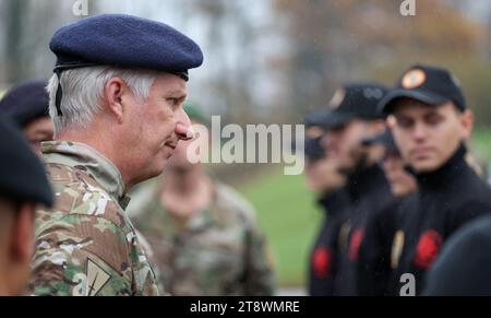 Marche EN Famenne, Belgio. 21 novembre 2023. Re Filippo - Filip del Belgio raffigurato durante una visita reale al campo militare di re Alberto nelle Marche-en-Famenne, come parte delle sue tradizionali visite di lavoro alla difesa, martedì 21 novembre 2023. Il re incontra soldati e civili in addestramento ed è informato sui vari statuti all'interno della difesa, della cooperazione reciproca e della politica del personale. BELGA PHOTO VIRGINIE LEFOUR Credit: Belga News Agency/Alamy Live News Foto Stock