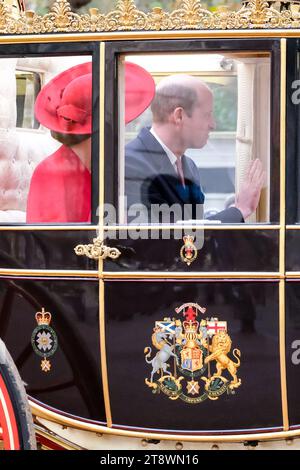 Londra, Regno Unito. 21 novembre 2023. Una processione in carrozza attraverso il Mall per Buckingham Palace segue un benvenuto formale nella Horse Guards Parade il primo giorno della visita di Stato del Presidente sudcoreano Yoon Suk Yeol. Credito: Fotografia dell'undicesima ora/Alamy Live News Foto Stock