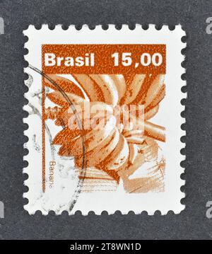 Francobollo cancellato stampato dal Brasile, che mostra le banane, intorno al 1983. Foto Stock