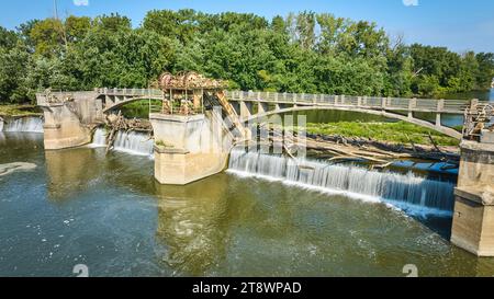 Tronca sulle cascate nel vorticoso bacino della diga del fiume Maumee nel soleggiato giorno d'estate a Fort Wayne, IN Foto Stock