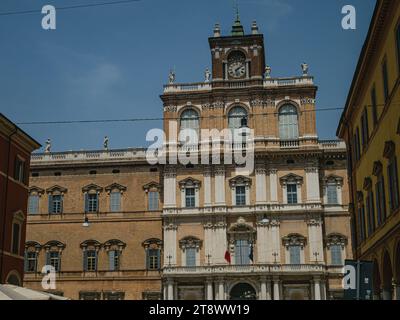 Facciata del Palazzo Ducale a Modena, Italia Foto Stock