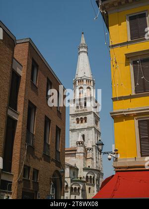 Esterno della Cattedrale metropolitana o del Duomo di Modena, Italia Foto Stock