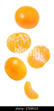 Mandarini, fette intere e pelate che cadono, pendono, volano, sorvolano isolati su sfondo bianco con percorso di ritaglio. Foto Stock