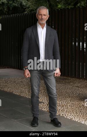 Gianrico Carofiglio beim Photocall zur Rai serie il metodo Fenoglio im Centro produzione televisiva Rai di via Teulada. ROM, 21.11.20123 *** Gianrico Carofiglio al photocall per la serie TV Rai il metodo Fenoglio presso il Centro produzione televisiva Rai di via Teulada Roma, 21 11 20123 foto:XA.XM.xTinghinox/xFuturexImagex fenoglio 3132 credito: Imago/Alamy Live News Foto Stock