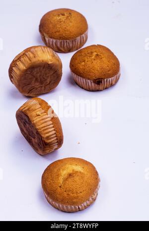 Cup cake cibo fresco da mangiare, dolce dolce fresco su sfondo bianco. Foto Stock