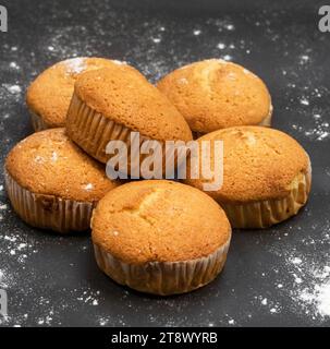 Gustosi muffin cake da mangiare, muffin cup cake su sfondo nero. Foto Stock