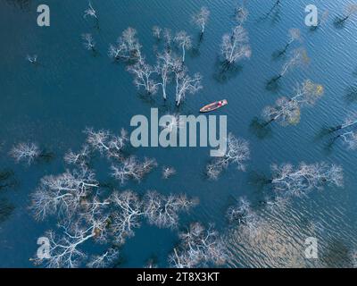 Vista aerea della mattina sul lago Tuyen Lam a Dalat, Vietnam, splendido paesaggio per viaggi ecologici in Vietnam, incredibile lago tra pinete, barca a wat Foto Stock