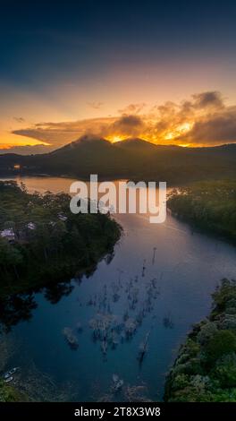 Vista aerea della mattina sul lago Tuyen Lam a Dalat, Vietnam, splendido paesaggio per viaggi ecologici in Vietnam, incredibile lago tra pinete, barca a wat Foto Stock