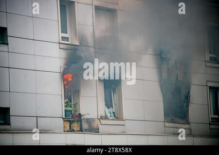 Parigi, Francia. 21 novembre 2023. Gerard Cambon/le Pictorium - Fire on rue Riquet in Paris il 21 novembre 2023 - 21/11/2023 - France/Ile-de-France (regione)/Paris 19th District (19th arrondissement of Paris) - Fire on rue Riquet, Paris, 21 novembre 2023. Grande distacco di vigili del fuoco. Crediti: LE PICTORIUM/Alamy Live News crediti: LE PICTORIUM/Alamy Live News Foto Stock