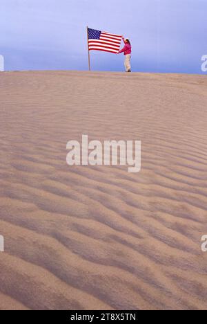 Le dune di sabbia con bandiera americana, Valle di Natale dune di sabbia del deserto Area Studio, Natale Valley National paese indietro Byway, Oregon Foto Stock