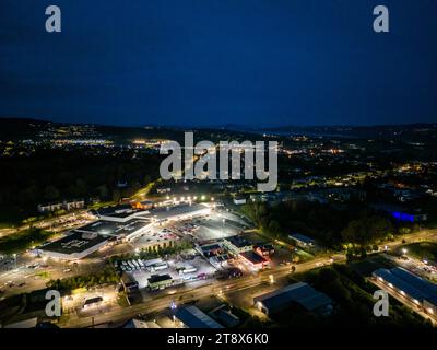 LETTERKENNY, CONTEA DI DONEGAL, IRLANDA - OOCTOBER 16 2023 - le strade sono trafficate durante la notte. Foto Stock