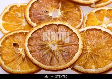 Fette di arancia essiccate. Frutta croccante disidratata per decorare piatti per bevande, dessert e cocktail. Foto Stock