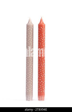 Candele alte e sottili di Natale rosse e beige con pois a pois isolato su sfondo bianco. Foto Stock