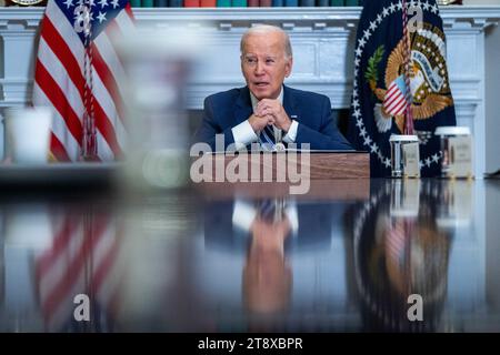 Washington, Stati Uniti. 21 novembre 2023. Il presidente DEGLI STATI UNITI Joe Biden delinea gli sforzi per contrastare il flusso di fentanyl negli Stati Uniti durante un incontro nella sala Roosevelt della Casa Bianca a Washington, DC, USA, il 21 novembre 2023. Il Presidente Biden ha inoltre fornito un breve aggiornamento sui negoziati per il rilascio degli ostaggi presi da Hamas il 7 ottobre. Credito: Abaca Press/Alamy Live News Foto Stock