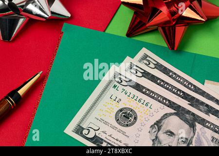 Denaro contante e biglietti d'auguri natalizi. Mancia per le vacanze, mancia, regalo di Natale e donazioni di beneficenza. Foto Stock