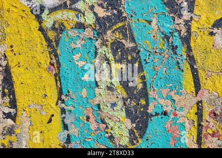 Graffiti blu e giallo brillante su pareti in cemento testurizzato con sfondo astratto Foto Stock