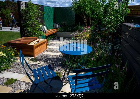 Partecipazione al concorso Balanced Garden (piccola terrazza con patio per famiglie, spazio per giocare, sedersi, rilassarsi) - RHS Tatton Park Flower Show 2023, Cheshire Inghilterra Regno Unito. Foto Stock