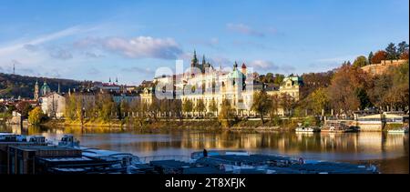 Vista panoramica di Malá strana e del fiume Moldava con il Castello di Praga e la Cattedrale di San Cattedrale di Vito, Praga, Boemia, Repubblica Ceca Foto Stock