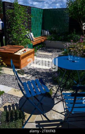 Partecipazione al concorso Balanced Garden (piccola terrazza con patio per famiglie, spazio per giocare, sedersi, rilassarsi) - RHS Tatton Park Flower Show 2023, Cheshire Inghilterra Regno Unito. Foto Stock