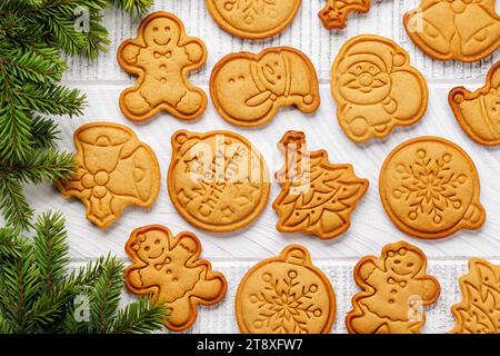 Biscotti al pan di zenzero di Natale diversi, dolcezza festiva. Spianatura piatta Foto Stock