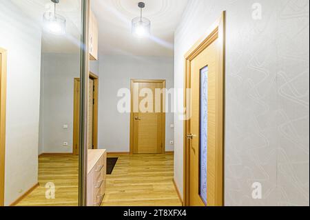 corridoio interno dell'appartamento, corridoio, porte Foto Stock