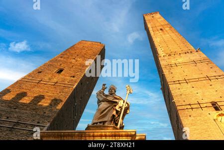 Le due Torri Garisenda e degli Asinelli, simboli della Bologna medievale, Emilia-Romagna, Italia Foto Stock