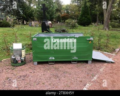 Grünabfälle Grünabfallbehälter auf einem Friedhof *** rifiuti verdi contenitori per rifiuti verdi in un cimitero Copyright: XRayxvanxZeschaux Credit: Imago/Alamy Live News Foto Stock