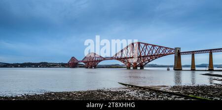 Una vista del Forth Bridge da Newalls Road nel South Queensferry, vicino a Edimburgo, Scozia Foto Stock