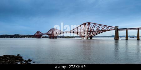 Una vista del Forth Bridge da Newalls Road nel South Queensferry, vicino a Edimburgo, Scozia Foto Stock