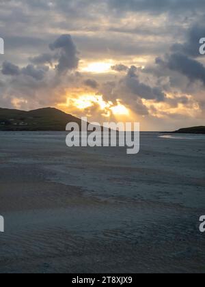 Splendido tramonto sulla spiaggia di Portnoo Narin nella contea di Donegal - Irlanda. Foto Stock