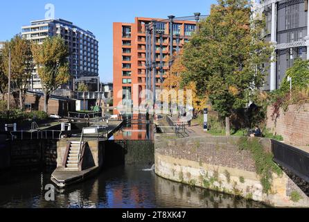 Regents Canal di Gasholders Park a Regents Canal, a Kings Cross, nel nord di Londra, Regno Unito Foto Stock