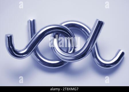 Puzzle ad anello metallico Unito su sfondo bianco. Foto Stock
