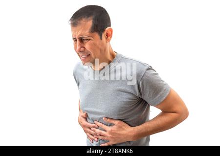 Uomo che soffre di crampi allo stomaco con sfondo bianco Foto Stock