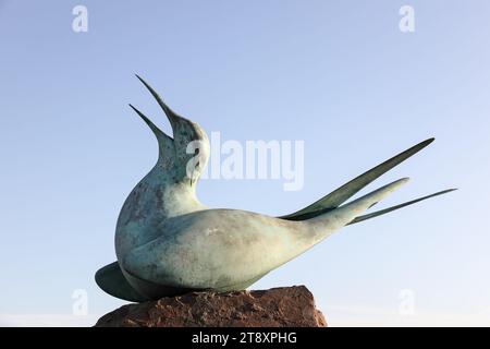 Statua in bronzo di Tern artico di Geoffrey Dashwood fuori dallo Scottish Seabird Centre, North Berwick, East Lothian, Regno Unito Foto Stock