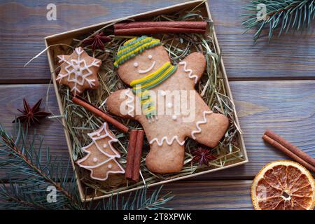 Gingerbread man in confezione regalo con fieno e cannella, fatto a mano, dolce regalo di natale Foto Stock