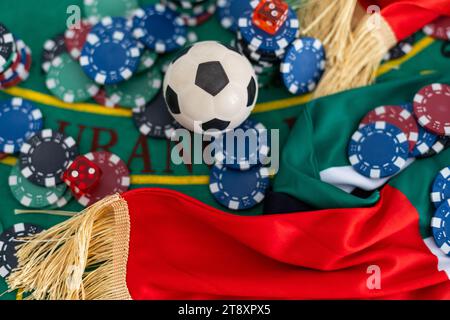 poker chips, bandiera emirates sul tavolo del blackjack Foto Stock