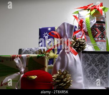 Confezioni luminose e decorazioni per Capodanno per regali per tutta la famiglia Foto Stock