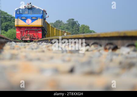 Gli indiani guardano un treno di prova e scattano fotografie, che sta attraversando il confine Indo-Bangladesh. Il treno partì dalla stazione di Gangasagar in Bangladesh e raggiunse la stazione di Nischintapur per la prima volta alla periferia di Agartala. Tripura, India. Foto Stock