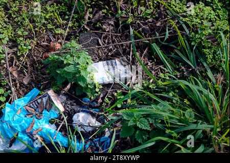 Wassmannsdorf, Germania - 1° novembre 2023: Rifiuti con pacchetti di sigarette che sono stati sconsideratamente smaltiti in natura. Foto Stock