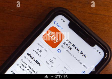 Vancouver, CANADA - 8 novembre 2023 : l'app Etsy è visibile nell'App Store sullo schermo dell'iPhone. Etsy, Inc. È una società di e-commerce statunitense specializzata in vintag o manufatti a mano Foto Stock