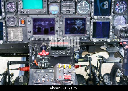 Vista interna dell'abitacolo dell'elicottero Agusta con pedali di comando, cruscotto, display, messa a fuoco selezionata Foto Stock