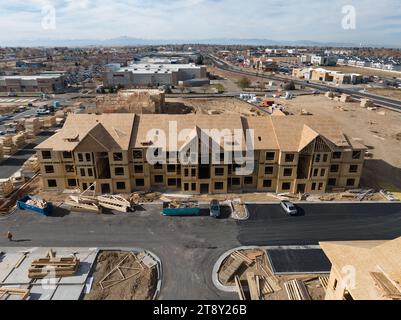 Greeley, Colorado, nella contea di Weld, sono in costruzione nuove case multifamiliari. Alloggi economici. Foto Stock