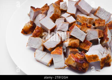 Pezzi di carne di maiale fritta su un piatto bianco. Succosa e deliziosi piatti di carne al barbecue. Foto Stock