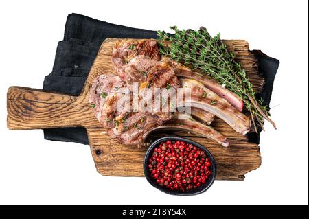 Costolette di agnello neozelandese grigliate, cotolette di montone su tavola di legno. Isolata, sfondo bianco Foto Stock