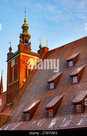 2022-12-15: Grande mulino e chiesa di San Catherine a Danzica. Polonia Foto Stock