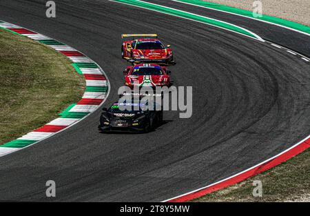 Foto scattata al circuito del Mugello durante una sessione di gara del campionato italiano GT3 Foto Stock