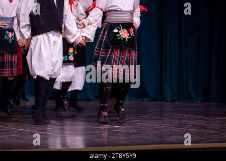 Costume popolare serbo ortodosso, folclore e danze popolari Foto Stock