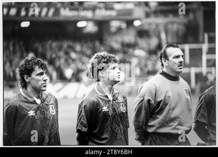 Mark Hughes fa saltare le guance e sembra nervoso tra le altre leggende gallesi Dean Saunders e Neville Southall. Qualificazioni al gruppo 4 della Coppa del mondo FIFA 1994 – Galles contro RCS (Cecoslovacchia AKA Representation of Czechs and Slovaks) al Cardiff Arms Park, Galles, Regno Unito l'8 settembre 1993. Una vittoria per il Galles in questa partita avrebbe quasi garantito la qualificazione con 2 partite a gironi rimanenti. Hanno guidato 2-1 ma hanno concesso un gol di punizione da Peter Dubovský e la partita è finita 2-2. Foto: Rob Watkins Foto Stock