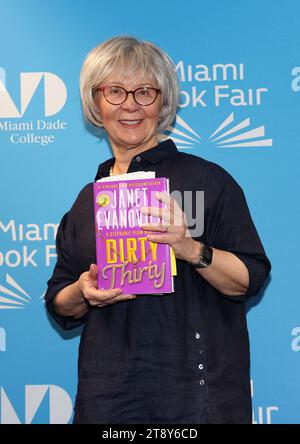 Miami, Stati Uniti d'America. 18 novembre 2023. MIAMI, FL-NOV18: L'autore Janet Evanovich è stato visto durante il 40 ° anniversario della Miami Book Fair il 18 novembre 2023 a Miami Florida. (Foto di Alberto E. Tamargo/Sipa USA) credito: SIPA USA/Alamy Live News Foto Stock